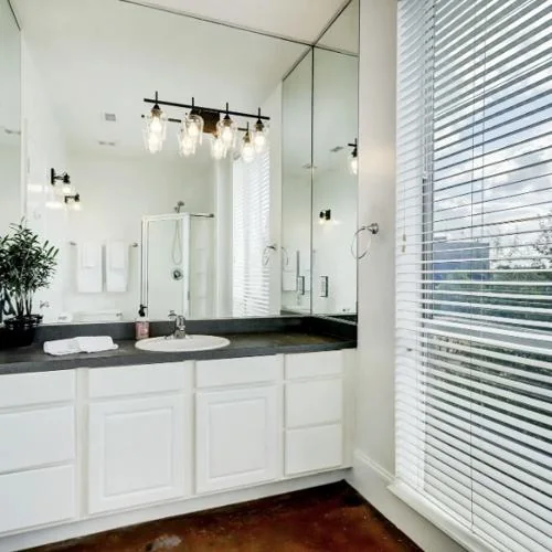 Bright residence bathroom
